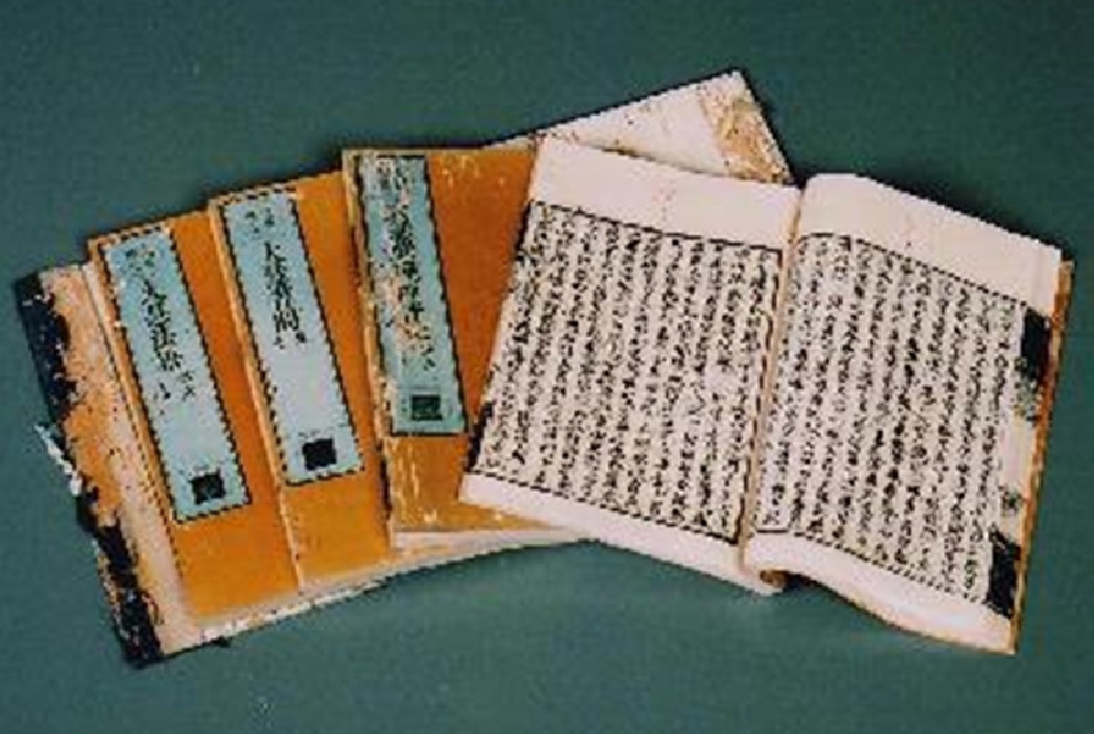 古い和綴じの書籍