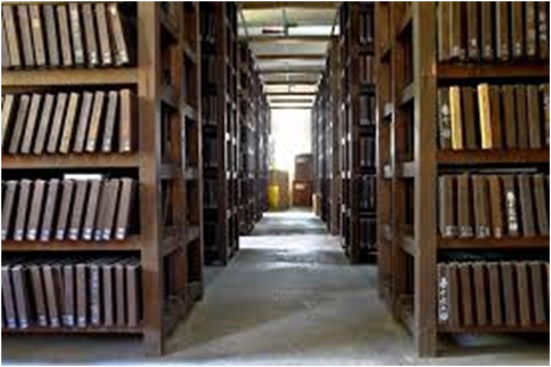 書架が並ぶ書庫